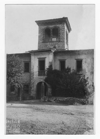Portale del castello Giovannelli di Luzzana