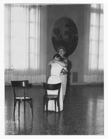 Lina Volonghi abbraccia Anna Maria Guarnieri