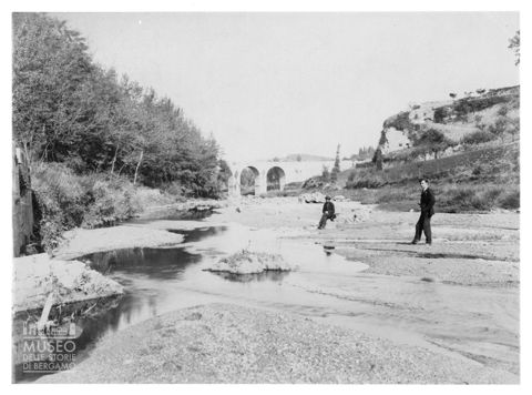 Due uomini sul greto di un fiume