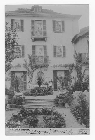 Ritratto di gruppo in giardino
