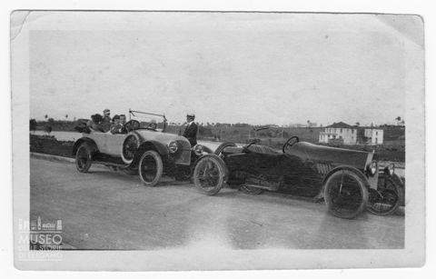 Ritratto di gruppo in automobile