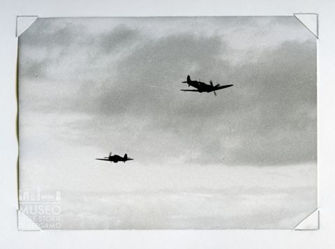 Hawker Hurricane II e Spitfire V A