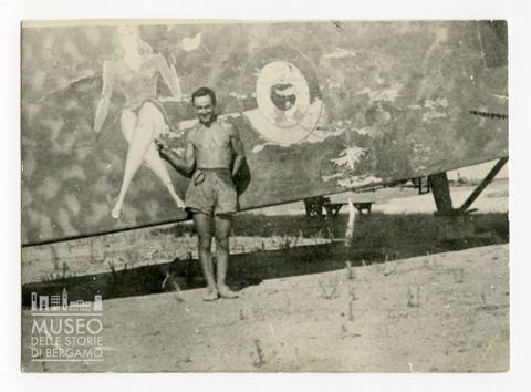 Fusoliera di velivolo inutilizzato, con figura femminile dipinta