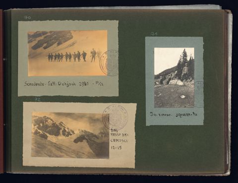 Veduta di montagna e ritratti di gruppo di Alpini
