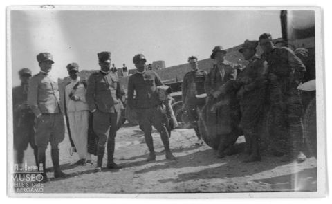 Gruppo di militari tra cui il colonnello Riccardi e il sergente Giuseppe Zanolla