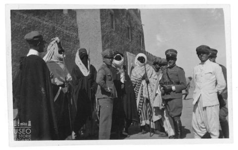 Il sergente Giuseppe Zanolla e altri militari italiani con alcuni capi tuareg