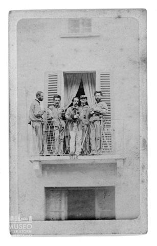Cinque garibaldini su un balcone