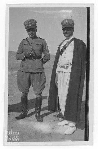 Ritratto del sergente Giuseppe Zanolla assieme a un altro militare italiano in Libia