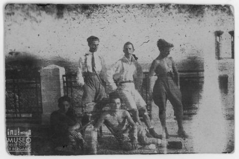 Giuseppe Zanolla ritratto assieme a un gruppo di giovani