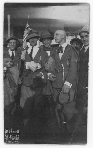 Ritratto di Giuseppe Zanolla in compagnia di giovani legionari
