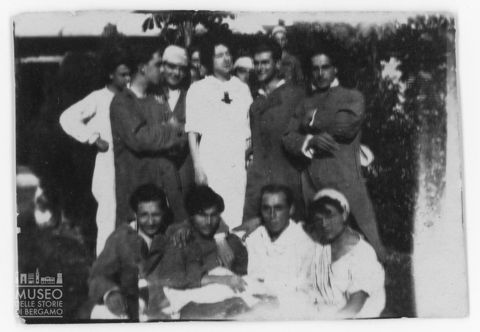 Giuseppe Zanolla e un gruppo di giovani nel lazzaretto di Pehlin a Fiume