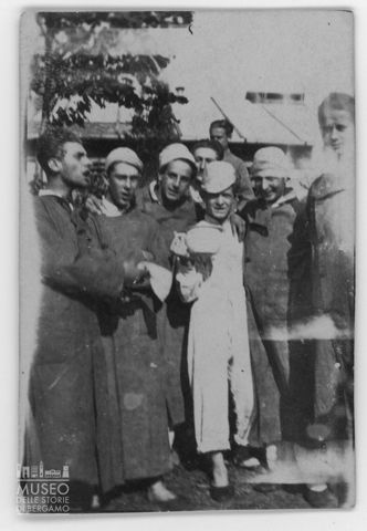 Giuseppe Zanolla e un gruppo di giovani nel lazzaretto di Pehlin a Fiume