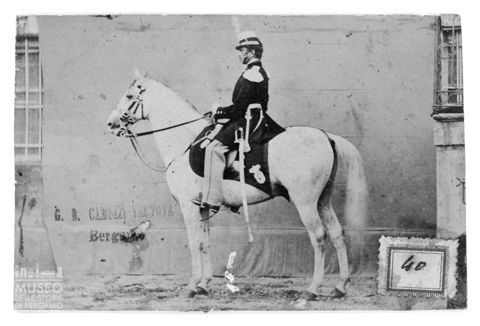 Il principe Umberto di Savoia in sella a un cavallo
