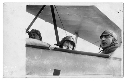 Ritratto di Guido Sylva su un aeroplano.