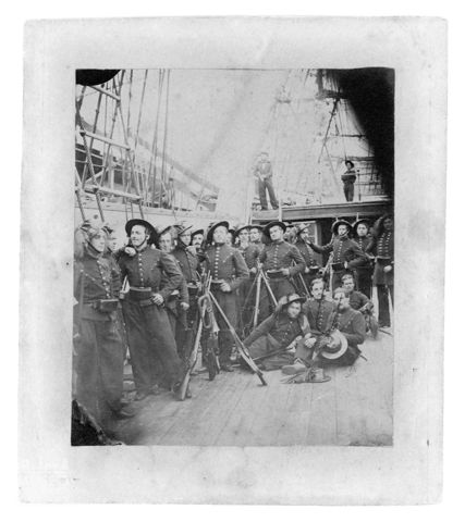 Ritratto di gruppo di bersaglieri su una nave