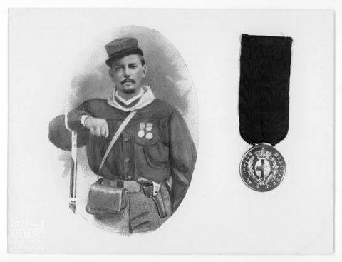 Un uomo in divisa e una medaglia militare al valore