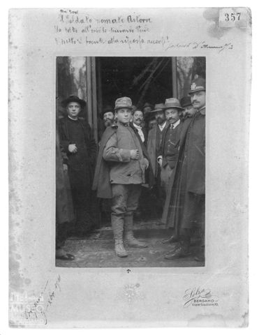 Ritratto di Mario Bianco con un gruppo di persone