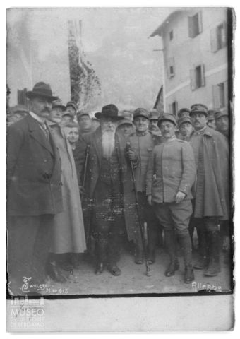 Ritratto di Ricciotti Garibaldi attorniato da militari