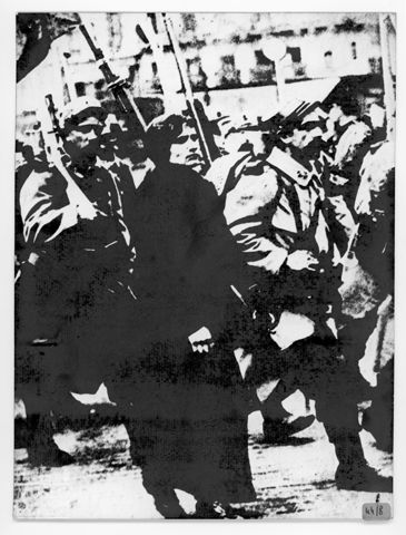 Soldati in marcia e ritratto di donna