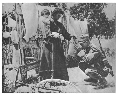 Una donna disseta un soldato