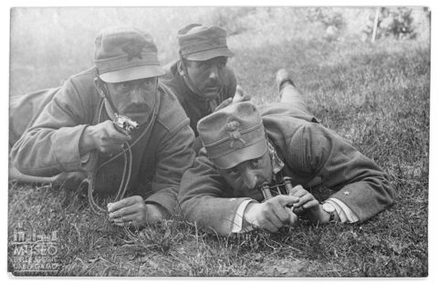 Ritratto di tre soldati in un campo