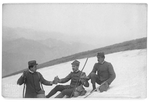 Ritratto di tre soldati durante il rancio