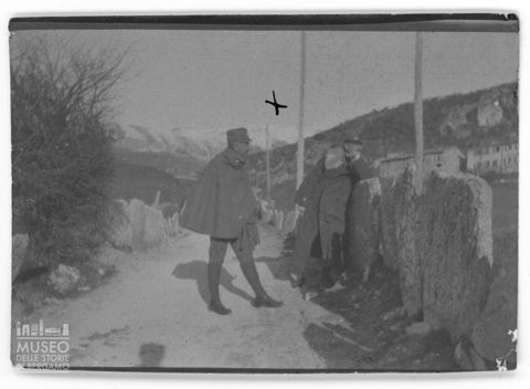 Due soldati lungo una strada