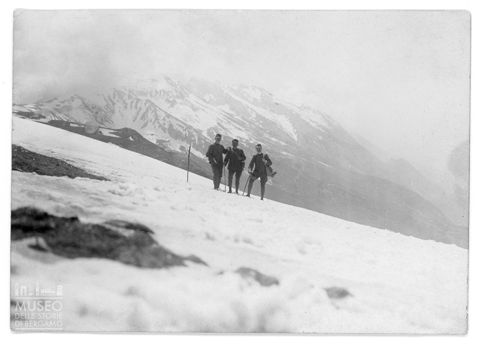 Ritratto di tre soldati lungo un declivio innevato