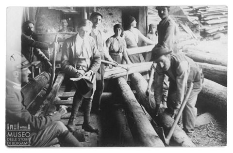 Lavori in una segheria