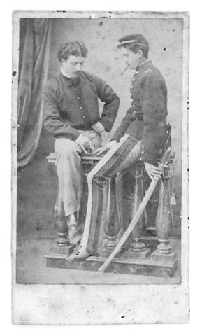 Due giovani in uniforme