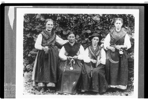 Val Brembana. Quattro donne intente a lavori femminili