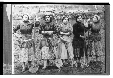 Valle Brembana. Contadine con vanga a lavoro nei campi