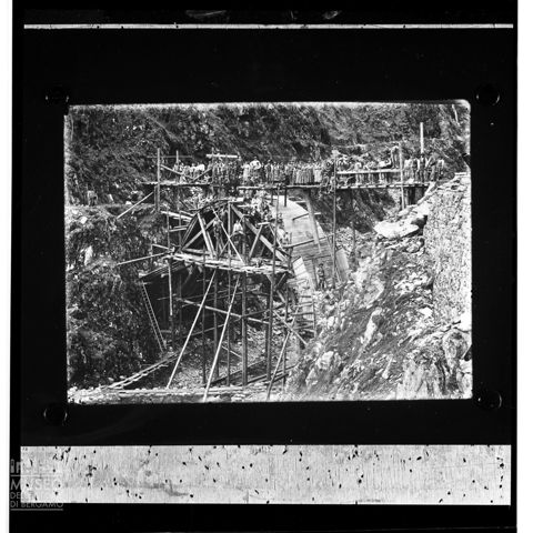 Valle Brembana. Costruzione di un ponte sul Brembo per il passaggio della ferrovia. Operai in posa.