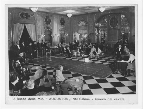 Il gioco dei cavalli nella Sala delle Feste di prima Classe dell'Augustus