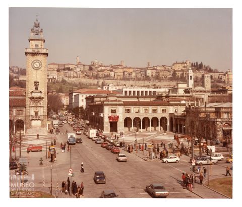 Veduta di Bergamo, piazza Vittorio Veneto, con Torre dei Caduti sulla sinistra