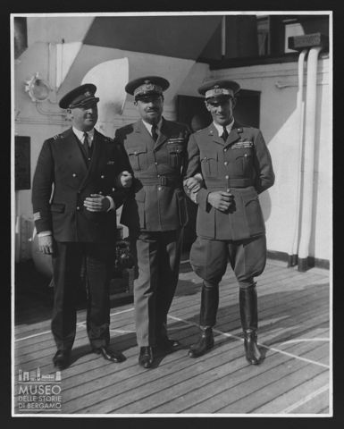 Ritratto di gruppo: tre uomini in uniforme.