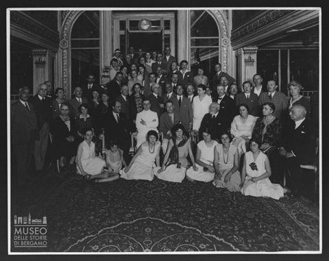 Foto di gruppo nella Hall di una nave da crociera