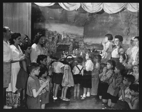 Bambini in adorazione di un presepe