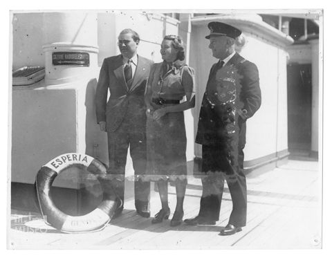 Vittorio Mussolini con sua moglie e il Comandante Macaluso sull'Esperia