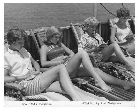 Ritratto di giovani donne a bordo del saturnia