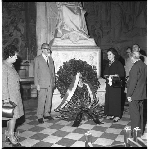 Omaggio di Leyla Gencer alla tomba di Gaetano Donizetti