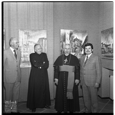 Visita del vescovo Clemente Gaddi alla mostra Omaggio a Bergamo curata dall'associazione Il Conventino