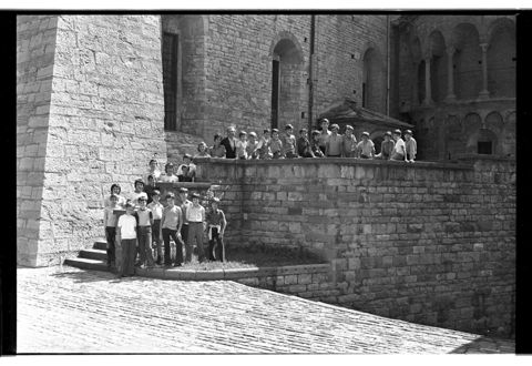 Ritratti di gruppo del Coro dell'Immacolata con don Egidio Corbetta in Città Alta