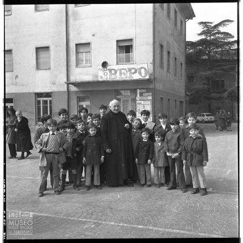 Ritratti di gruppo con don Bepo Vavassori