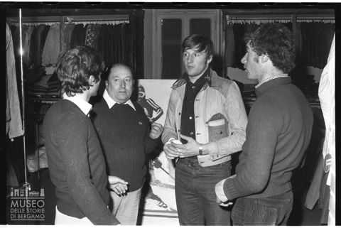 Gli sciatori Fausto Radici e Piero Gros al negozio sportivo Goggi