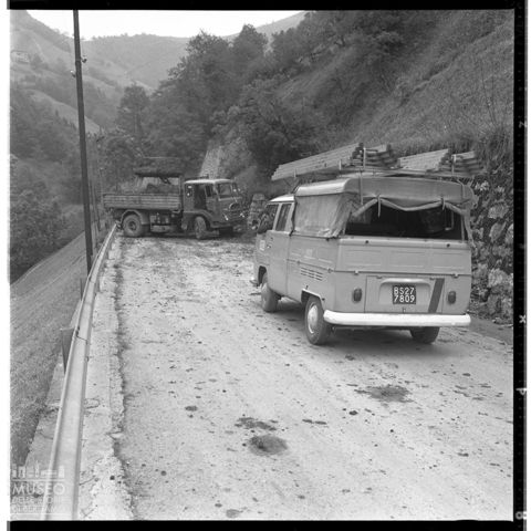 Lavori per la risistemazione di alcune strade danneggiate da delle frane a Oltre il Colle