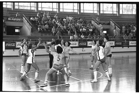 Partita di pallacanestro al Palazzetto dello Sport