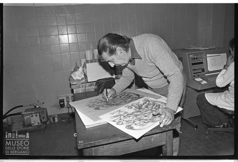 Lo scultore Piero Brolis al lavoro