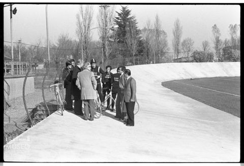 Felice Gimondi e due colleghi presso il nuovo velodromo di Dalmine