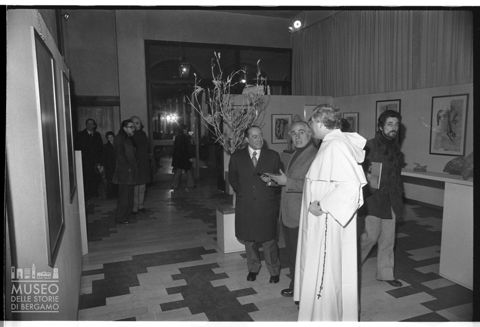 Visita del prefetto Grieco a una mostra dello scultore Ajolfi